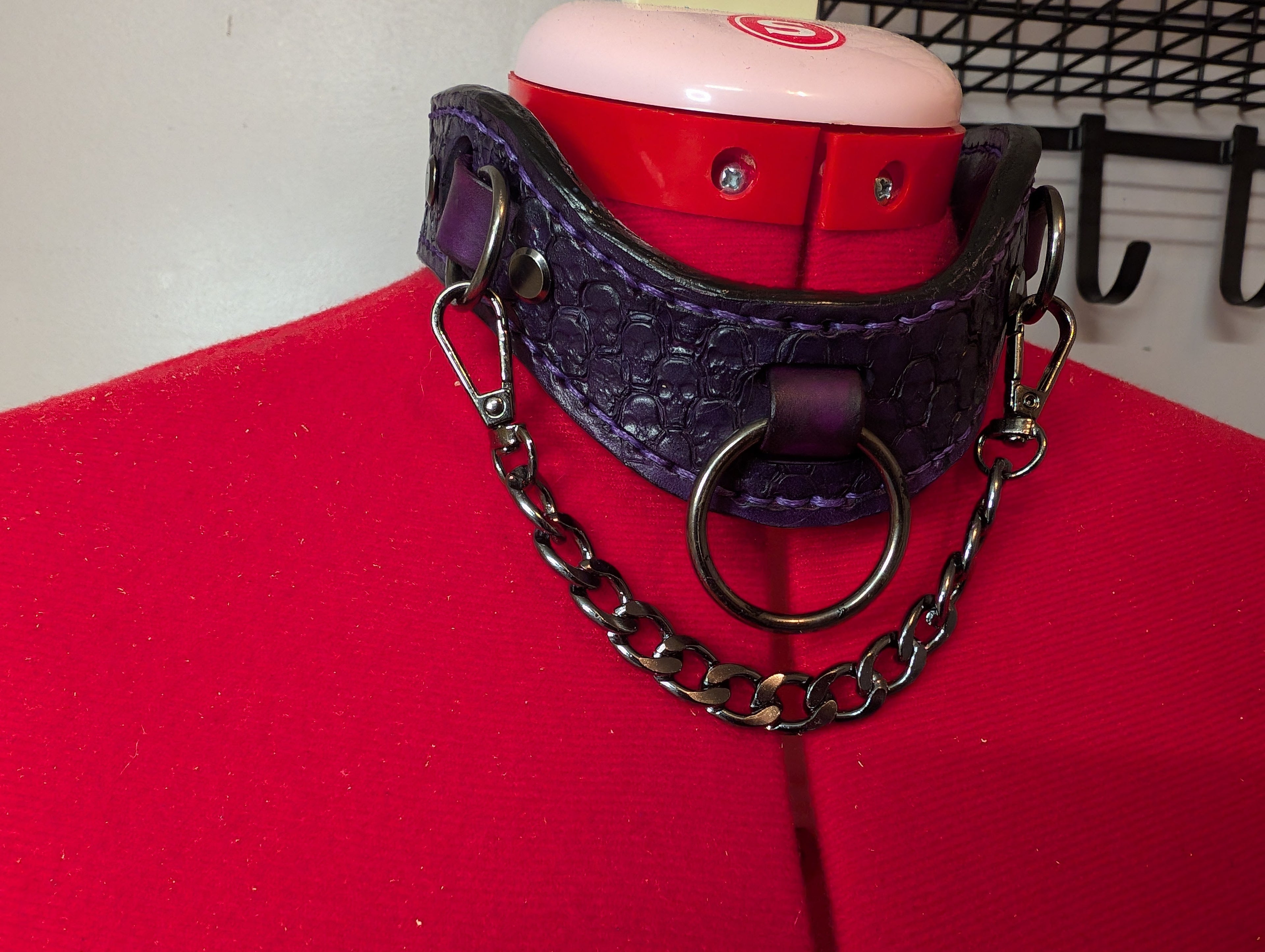 Custom choker collar, ergonomic cut