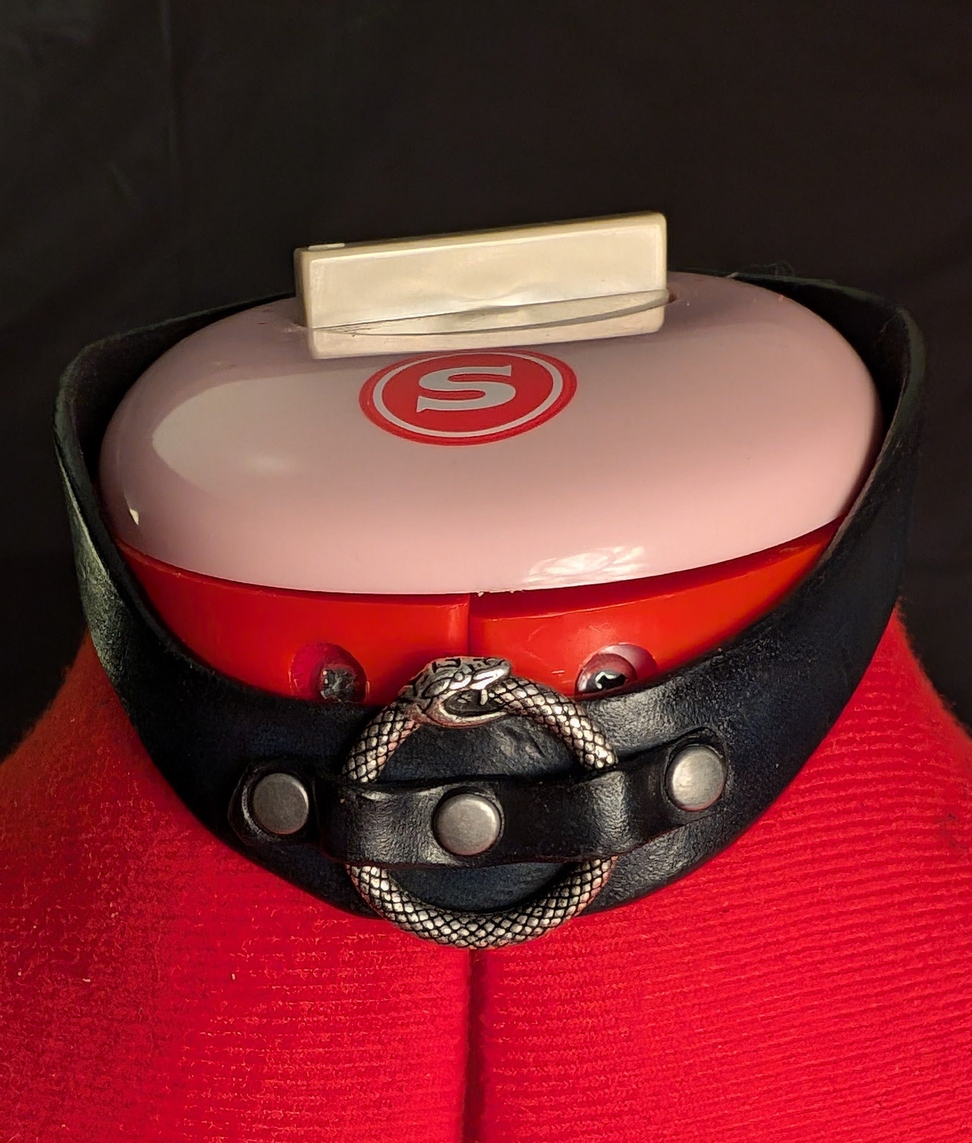 Custom choker collar, ergonomic cut