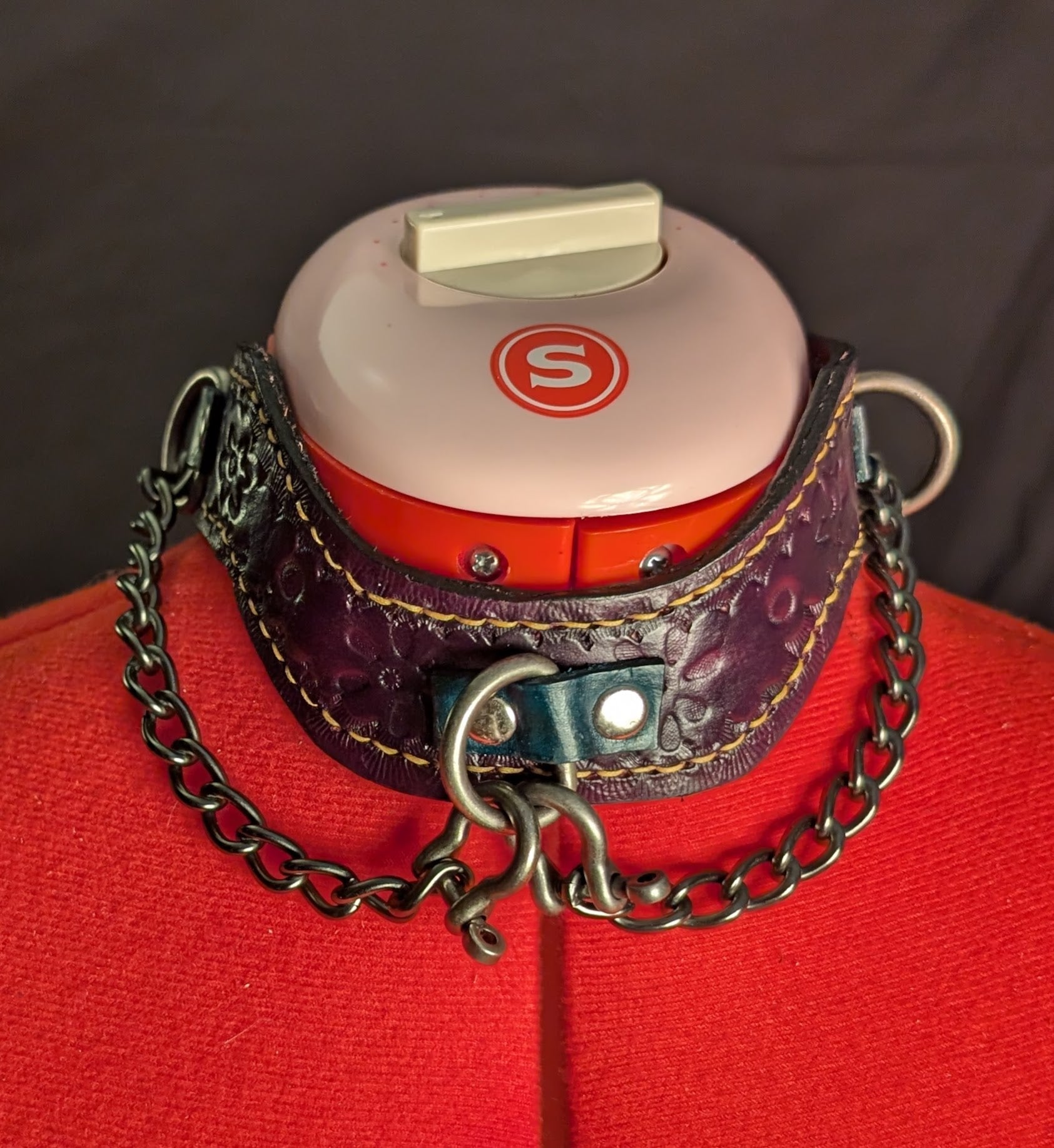 Custom choker collar, ergonomic cut