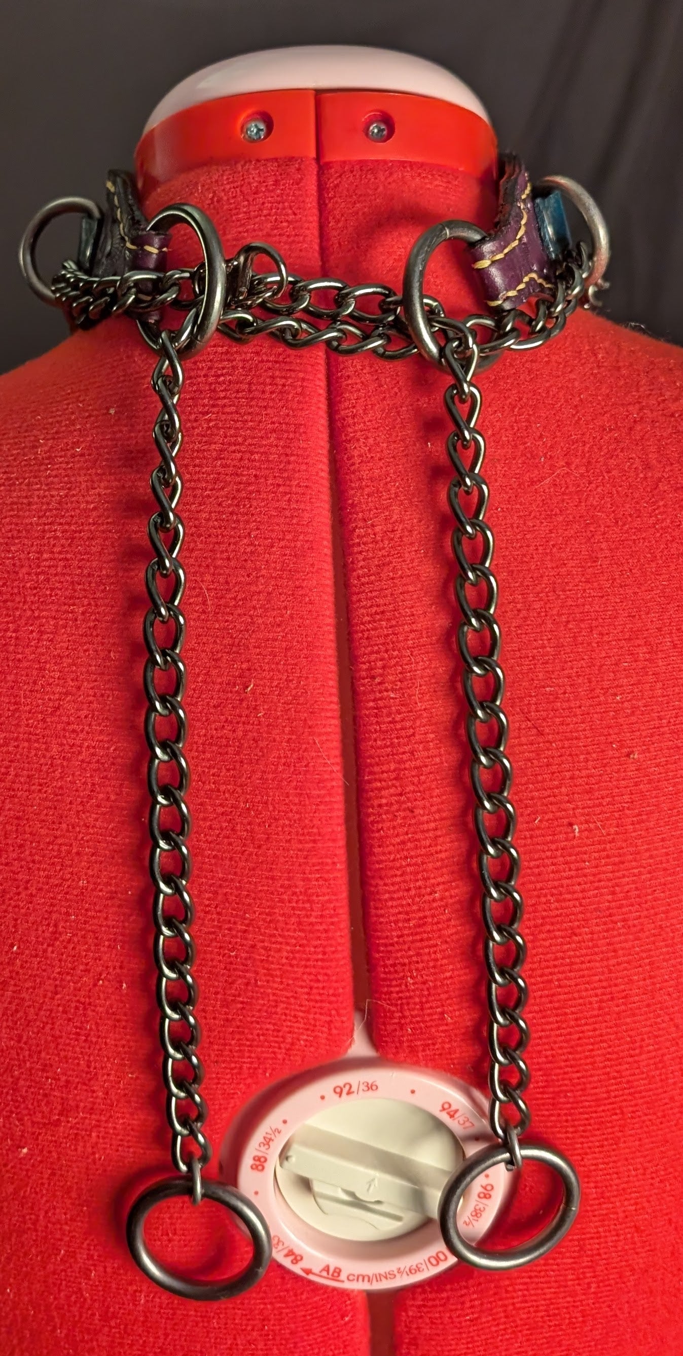 Custom choker collar, ergonomic cut