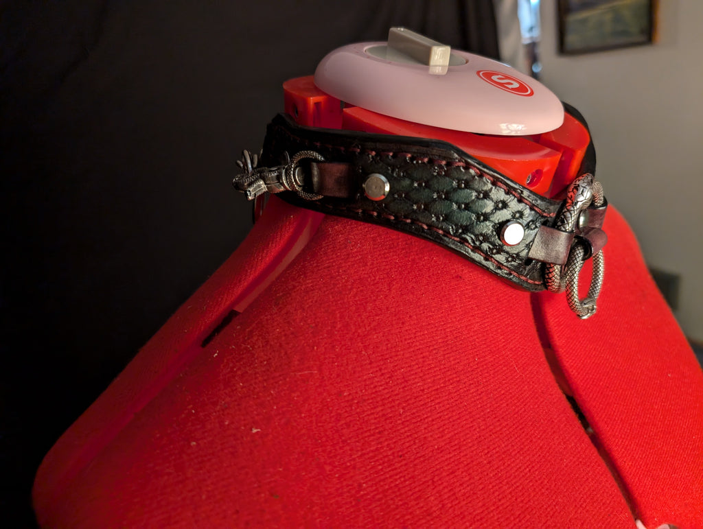 Custom choker collar, ergonomic cut