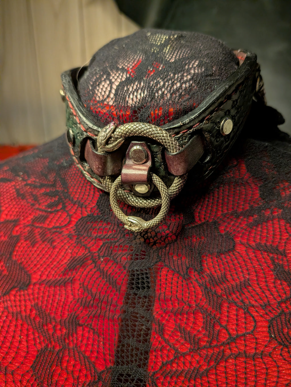 Infinity snake collar