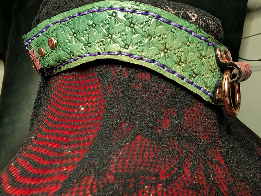 Bondage buckle collar,